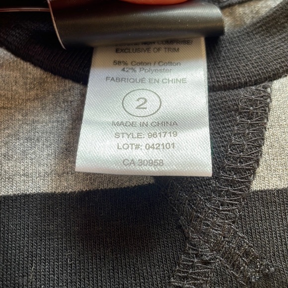 3 for 25 ❗️NHL Vancouver Canucks Longsleeve shirt. Size 2T. - Picture 4 of 5